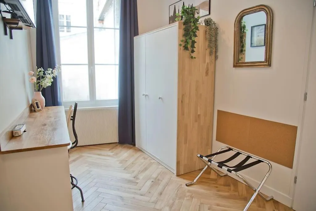 פריז Fully Renovated Historic Apt In Heart Mouffetard צרפת